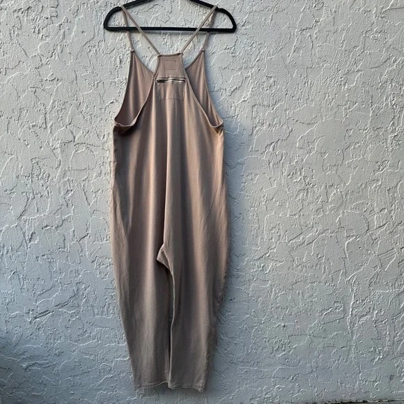 FP Movement Hot Shot Jumpsuit Romper XS Pocket Yoga Lounge Relaxed Boho Neutral - Picture 5 of 8